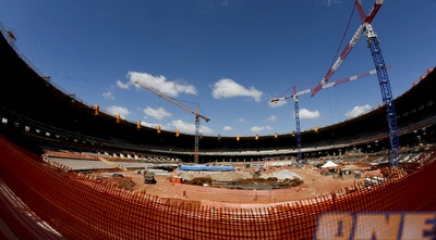 בינתיים ההכנות נמשכות. עבודות שיפוץ באחד האצטדיונים  (רויטרס)