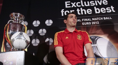 קסיאס לצד הכדור והגביע: &qout;כולנו מבינים שפויול צריך הפסקה כדי להחלים&qout; (רויטרס)