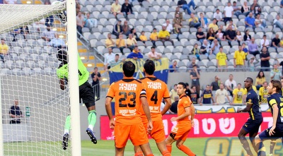 איינוגבה מתעופף לנגיחה של פונצ´ץ (משה חרמון) איינוגבה מתעופף לנגיחה של פונצ´ץ (משה חרמון)