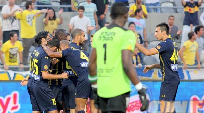 שחקני מכבי חוגגים עם מיכה, איינוגבה מביט בתסכול (משה חרמון) שחקני מכבי חוגגים עם מיכה, איינוגבה מביט בתסכול (משה חרמון)