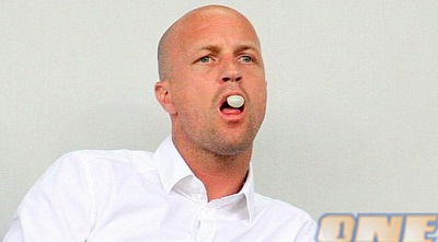 ג´ורדי קרויף נהנה מהמסטיק וגם מהמשחק בבלומפילד (משה חרמון) ג´ורדי קרויף נהנה מהמסטיק וגם מהמשחק בבלומפילד (משה חרמון)