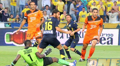 איינוגבה מקדים את עטר (משה חרמון) איינוגבה מקדים את עטר (משה חרמון)