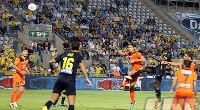 קונאטה נוגח לחיבורים של איינוגבה (משה חרמון) קונאטה נוגח לחיבורים של איינוגבה (משה חרמון)