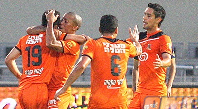 אנדלובו חוגג עם מרינקוביץ´ (משה חרמון) אנדלובו חוגג עם מרינקוביץ´ (משה חרמון)