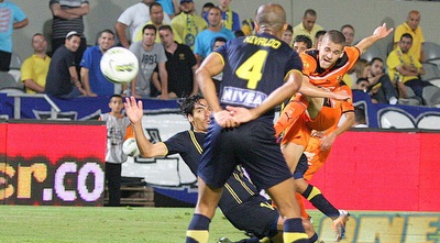 אמיר עגייב שולח את הכדור לחיבורים (משה חרמון) אמיר עגייב שולח את הכדור לחיבורים (משה חרמון)