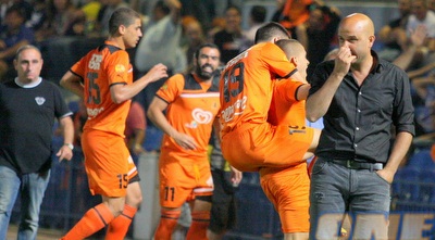 מרינקוביץ´ עוטף אותו באהבה (משה חרמון) מרינקוביץ´ עוטף אותו באהבה (משה חרמון)