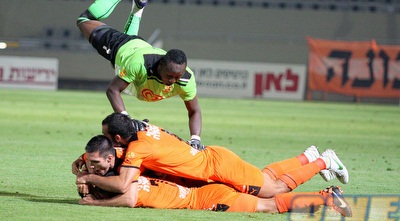 איינוגבה מזנק על החברים (משה חרמון) איינוגבה מזנק על החברים (משה חרמון)