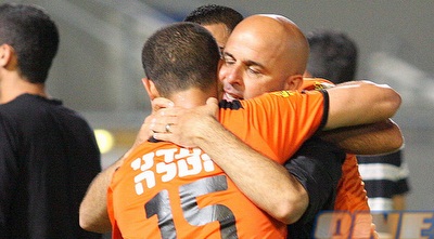 אבוקסיס חוגג עם אבו זייד (משה חרמון) אבוקסיס חוגג עם אבו זייד (משה חרמון)