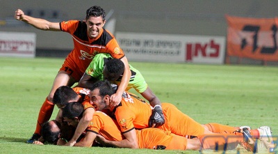 בני יהודה חוגגת ניצחון גדול (משה חרמון) בני יהודה חוגגת ניצחון גדול (משה חרמון)