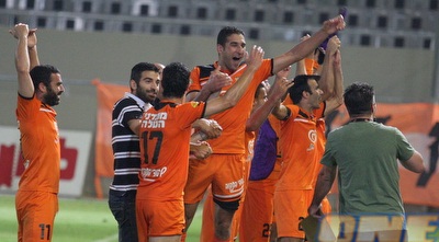 שחקני בני יהודה חוגגים עם הקהל (משה חרמון) שחקני בני יהודה חוגגים עם הקהל (משה חרמון)