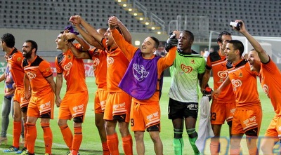 שחקני בני יהודה חוגגים עם הקהל (משה חרמון) שחקני בני יהודה חוגגים עם הקהל (משה חרמון)