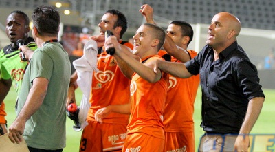 אבוקסיס חוגג עם החניכים שלו (משה חרמון) אבוקסיס חוגג עם החניכים שלו (משה חרמון)