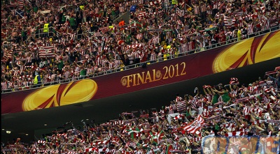 האוהדים ממלאים את היציעים במשחק הגמר (רויטרס) האוהדים ממלאים את היציעים במשחק הגמר (רויטרס)