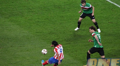 פלקאו שולח את הכדור פנימה בסיבוב (GettyImages) פלקאו שולח את הכדור פנימה בסיבוב (GettyImages)