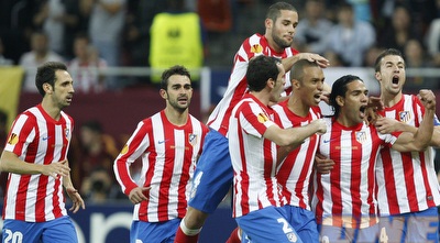 שחקני אתלטיקו חוגגים עם פלקאו (רויטרס) שחקני אתלטיקו חוגגים עם פלקאו (רויטרס)