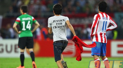 אוהד פורץ למגרש ודורש צדק עבור העיר קראיובה ברומניה (GettyImages) אוהד פורץ למגרש ודורש צדק עבור העיר קראיובה ברומניה (GettyImages)