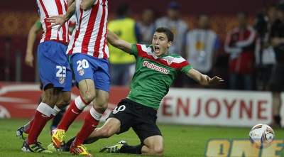 דה מרקוס נופל אחרי תיקול עם שחקני אתלטיקו (GettyImages) דה מרקוס נופל אחרי תיקול עם שחקני אתלטיקו (GettyImages)