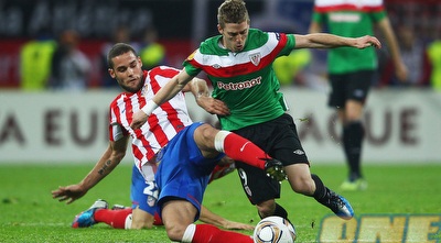 מריו סוארס מנסה לתקל את איקר מוניאין (GettyImages) מריו סוארס מנסה לתקל את איקר מוניאין (GettyImages)