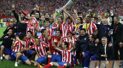 שחקני אתלטיקו והגביע. הקרב יהיה על המקום השני (GettyImages)