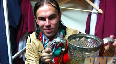 ביברס נאתכו עם הגביע מתוך חשבון הטוויטר של השחקן