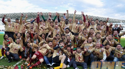 נאתכו (משמאל) והחברים עם הגביע (האתר הרשמי) (ONE)