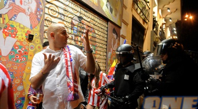 אוהדי אתלטיקו בעימותים עם המשטרה (רויטרס) אוהדי אתלטיקו בעימותים עם המשטרה (רויטרס)