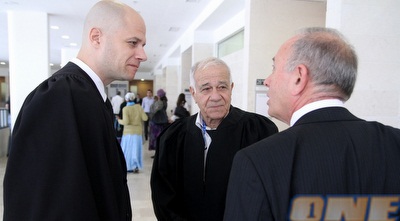 שלום ויפתח אבן עזרא משוחחים עם אביבי לאחר הדיון (יניב גונן)