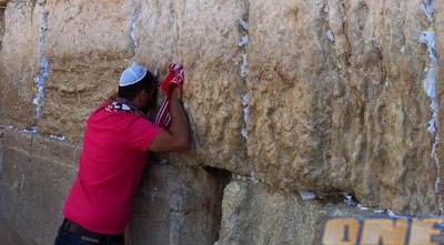 אוהד ב&qout;ש בכותל (ONE)
