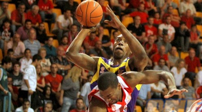 מיצ´ל עולה לסל. &qout;אם לא ננצח חזרנו אחורה&qout; (יניב גונן)