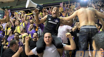 אוהדי חולון משתוללים משמחה. דחפו את הקבוצה לניצחון (יניב גונן)