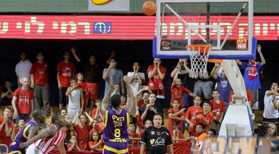 לואיס קולע מהקו (יניב גונן)