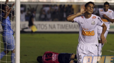 גאנסו חוגג את השער המרהיב (רויטרס) גאנסו חוגג את השער המרהיב (רויטרס)