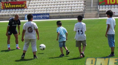 אלעד גבאי והאוהדים משחקים כדורגל (שלום אלבז) אלעד גבאי והאוהדים משחקים כדורגל (שלום אלבז)