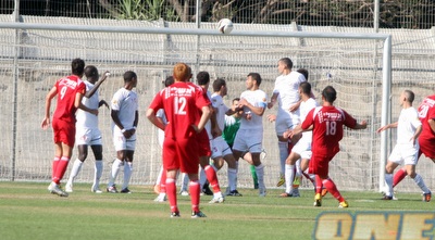 אבי כנפו בועט את הכדור לאחר התרגיל (חגי ניזרי)