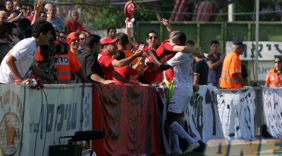 צ´אם מאמדו חוגג עם האוהדים של ר&qout;ג (חגי ניזרי)