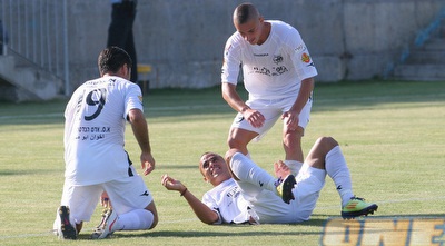 שחקני בני לוד חוגגים, עלו לרבע הגמר (עמית מצפה) שחקני בני לוד חוגגים, עלו לרבע הגמר (עמית מצפה)