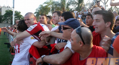 הטירוף של שחקני ר&qout;ג עם האוהדים המסורים (חגי ניזרי)