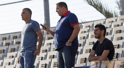 רן בן שמעון ביציע (יוסי ציפקיס) רן בן שמעון ביציע (יוסי ציפקיס)