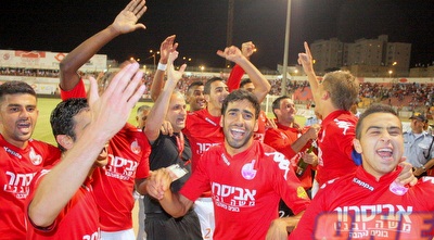 שחקני ב&qout;ש חוגגים (משה חרמון)