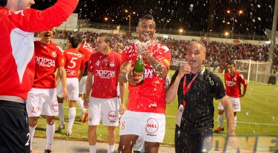 שחקני ב&qout;ש חוגגים (משה חרמון)