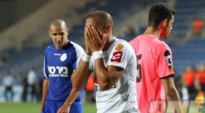 טל בן חיים תופס את הראש. כמה שעות לאחר מכן הוא כבר רקד (שי לוי) טל בן חיים תופס את הראש. כמה שעות לאחר מכן הוא כבר רקד (שי לוי)