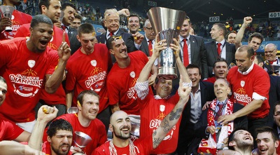 אולימפיאקוס חוגגת זכייה ביורוליג (רויטרס)