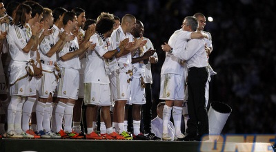 מוריניו מתחבק עם רונאלדו בחגיגות האליפות (רויטרס)