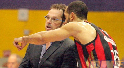 רנדל מסביר לדרוקר. המאמן ייפגש עם ההנהלה (משה חרמון)