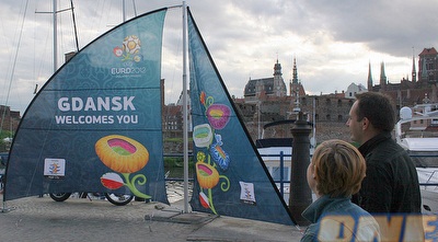 גדנסק מברכת את אורחיה ליורו. שלט בצורת מפרש (ליאור טימור)