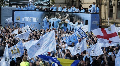 האוטובוס של מנצ´סטר סיטי ברחבי העיר (רויטרס)