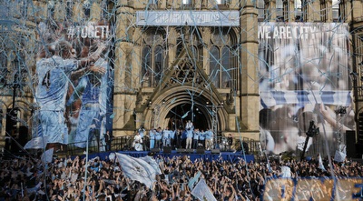 שחקני מנצ´סטר סיטי על הבמה (רויטרס)