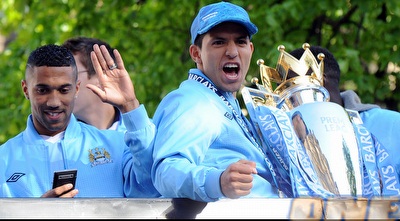 אגוארו עם גביע האליפות (רויטרס)