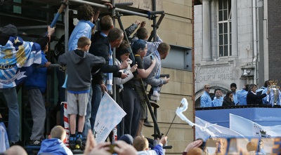 מגדל בבל, גרסת מנצ´סטר. מה לא עושים כדי להיות קרובים (רויטרס)