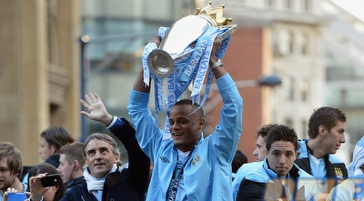 קומפני מניף את הגביע (רויטרס)